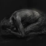 Dessin au crayon et fusain sur fond noir représentant une silhouette repliée en position fœtale, évoquant la prostration et l'isolement en hôpital psychiatrique.