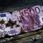 Argent sale, très sale, Illustration au style sombre d'un billet de 500 euros froissé, brûlé sur les contours et souillé de détritus sur un plancher en bois délabré.