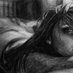 Un dessin au crayon noir détaillé et texturé d'une jeune femme allongée sur le ventre, appuyée sur ses avant-bras. Elle regarde fixement et intensément vers l'avant, avec un œil visible à travers ses cheveux longs et désordonnés qui couvrent partiellement son visage. Son corps s'étend vers un arrière-plan sombre et flou, s'estompant dans l'ombre texturée. L'ambiance est intime et intense.