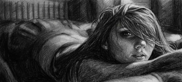 Un dessin au crayon noir détaillé et texturé d'une jeune femme allongée sur le ventre, appuyée sur ses avant-bras. Elle regarde fixement et intensément vers l'avant, avec un œil visible à travers ses cheveux longs et désordonnés qui couvrent partiellement son visage. Son corps s'étend vers un arrière-plan sombre et flou, s'estompant dans l'ombre texturée. L'ambiance est intime et intense.